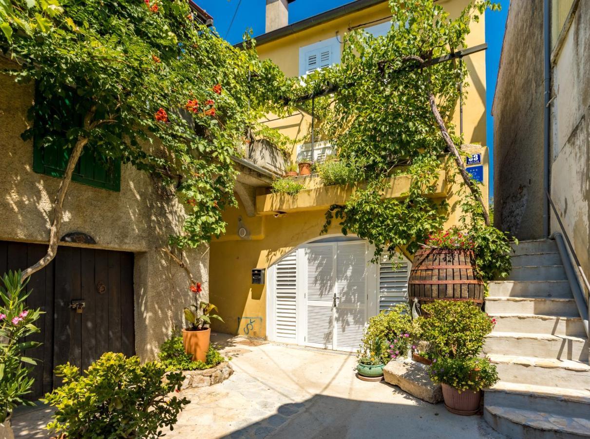 Charming Studio Apartment At House Rustica With Terrace And Nearby Parking Punat Luaran gambar