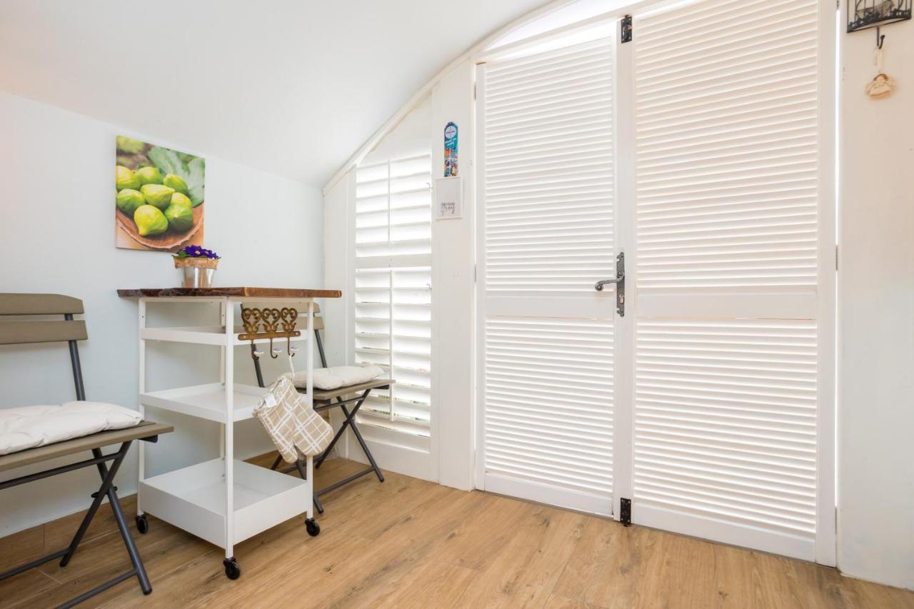 Charming Studio Apartment At House Rustica With Terrace And Nearby Parking Punat Luaran gambar